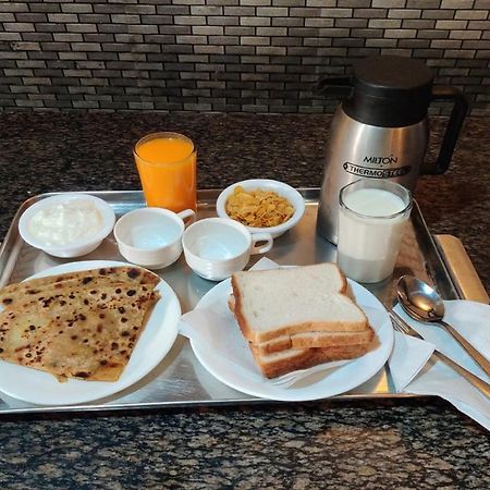 Hotel Radhe Continental 나이니탈 외부 사진